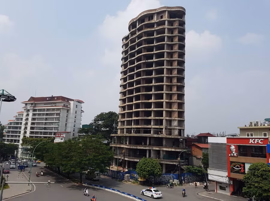 Tòa nhà công vụ của Công an TP Hà Nội tại vị trí đắc địa số 1A Yên Phụ (quận Tây Hồ) "đắp chiếu" gần một thập kỷ qua.