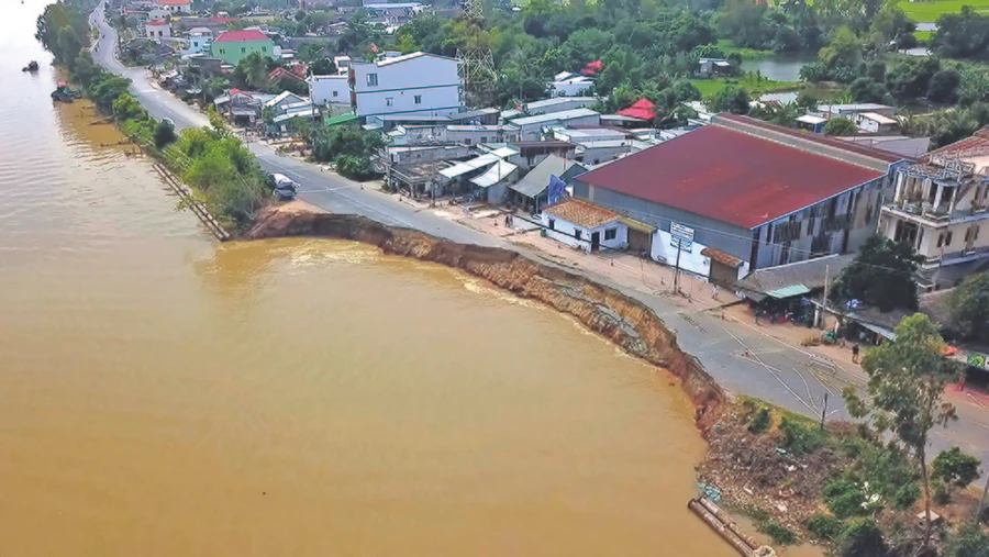 Một đoạn QL91 qua An Giang bị sạt lở khiến lưu thông bị gián đoạn. Ảnh: HT