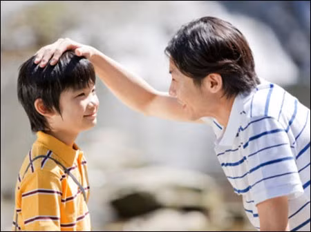 Câu trả lời khôn khéo của bố mẹ khi con tò mò về giới tính sẽ giúp ổn định tâm lý cho con (Ảnh minh họa).