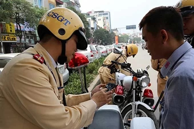 Cảnh sát giao thông Hà Nội phạt vi phạm giao thông qua camera tháng 8/2019. Ảnh: Bá Đô Cảnh sát giao thông Hà Nội phạt vi phạm giao thông qua camera tháng 8/2019. Ảnh: Bá Đô