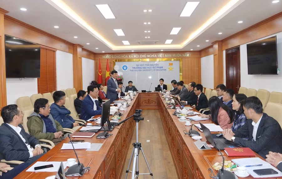 Giám đốc Đại học Thái Nguyên chỉ đạo giải quyết khó khăn vướng mắc tại cơ sở.