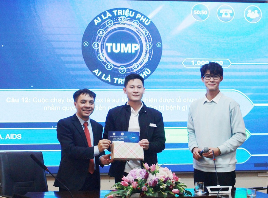 Ban tổ chức trao giải thưởng và những phần quà ý nghĩa cho người chơi thắng cuộc. Ban tổ chức trao giải thưởng và những phần quà ý nghĩa cho người chơi thắng cuộc.