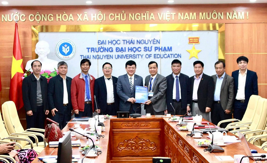 Lãnh đạo Đại học Thái Nguyên tặng quà cho trường Đại học Sư phạm nhân dịp đầu xuân Quý Mão năm 2023. Lãnh đạo Đại học Thái Nguyên tặng quà cho trường Đại học Sư phạm nhân dịp đầu xuân Quý Mão năm 2023.
