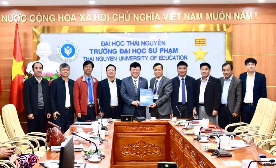 Lãnh đạo Đại học Thái Nguyên tặng quà cho trường Đại học Sư phạm nhân dịp đầu xuân Quý Mão năm 2023.