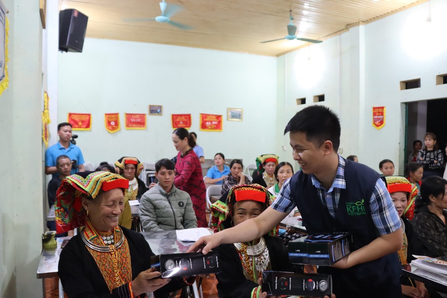 Bà con người DTTS được tặng đèn pin khi tham gia lớp học xoá mù chữ. Bà con người DTTS được tặng đèn pin khi tham gia lớp học xoá mù chữ.