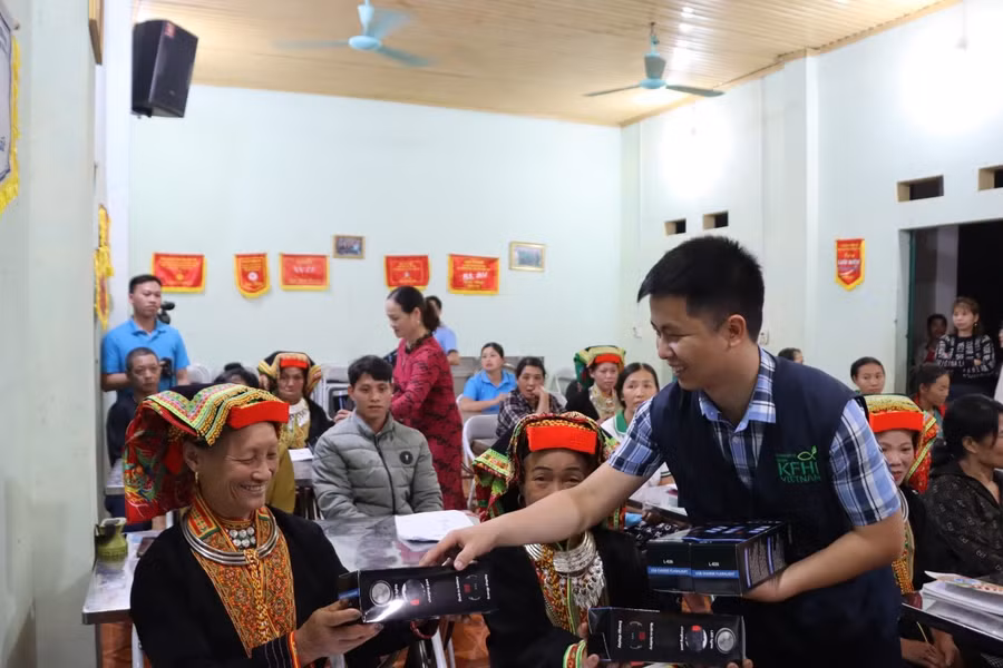 Bà con người DTTS được tặng đèn pin khi tham gia lớp học xoá mù chữ.