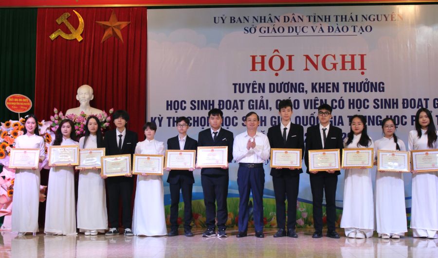 Thái Nguyên tuyên dương, khen thưởng học sinh và giáo viên đạt thành tích cao.
