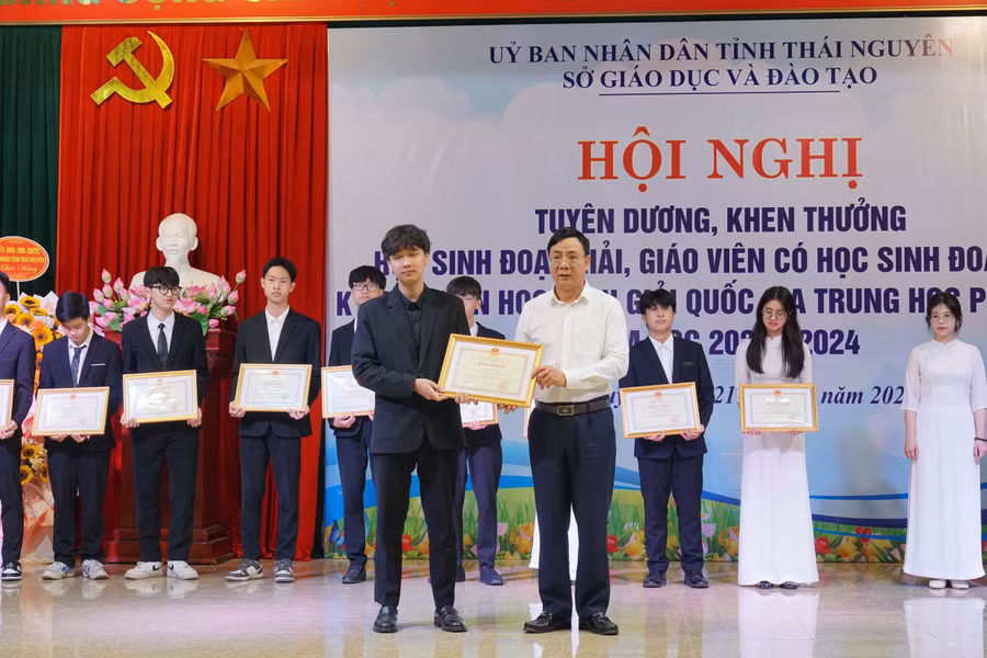 Ông Đặng Xuân Trường, Ủy viên Ban Thường vụ Tỉnh ủy, Phó Chủ tịch thường trực UBND tỉnh Thái Nguyên trao tặng Bằng khen cho các em học sinh đoạt Giải Ba kì thi chọn học sinh giỏi quốc gia THPT.