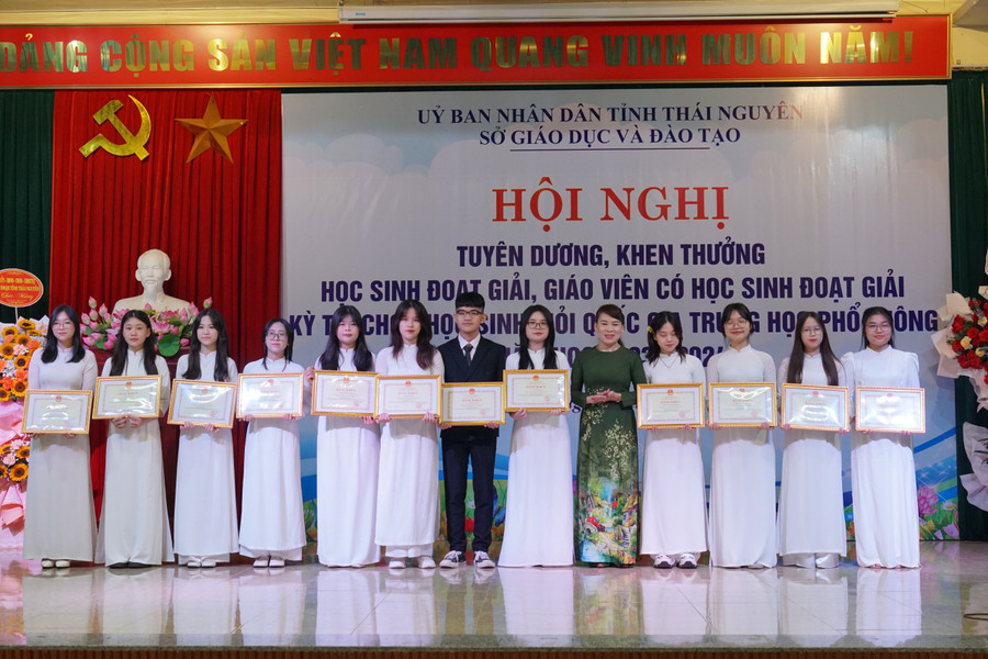 Bà Nguyễn Thị Mai, Uỷ viên Ban Chấp hành Đảng bộ tỉnh, Phó Trưởng ban Thường trực Ban Tuyên giáo Tỉnh ủy trao Bằng khen của Bộ trưởng Bộ GD&amp;ĐT cho các em học sinh đạt giải Ba tại kì thi chọn học sinh giỏi quốc gia THPT.