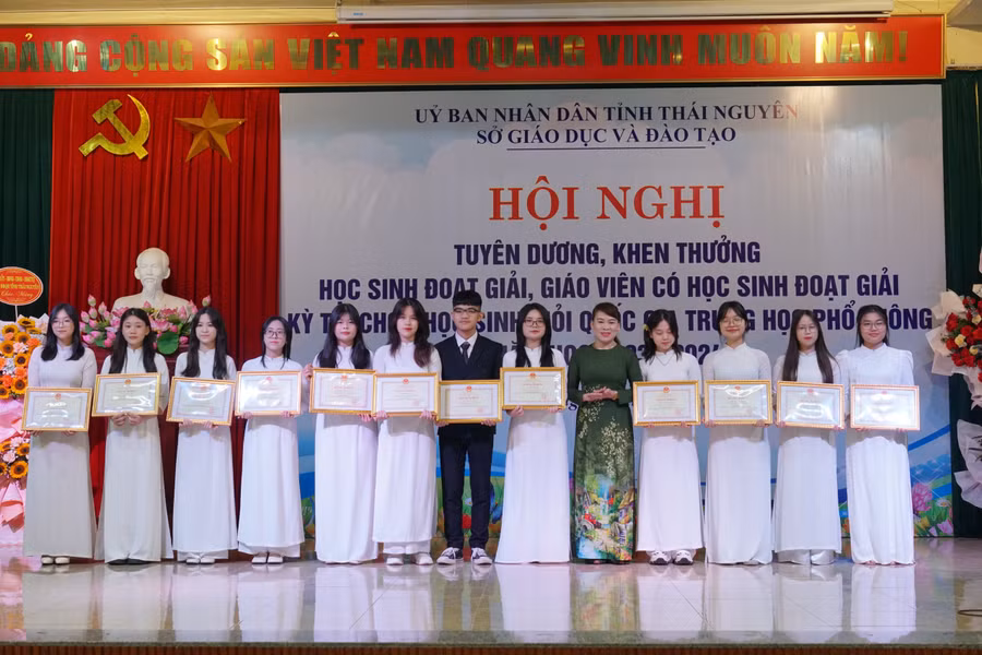 Bà Nguyễn Thị Mai, Uỷ viên Ban Chấp hành Đảng bộ tỉnh, Phó Trưởng ban Thường trực Ban Tuyên giáo Tỉnh ủy trao Bằng khen của Bộ trưởng Bộ GD&amp;ĐT cho các em học sinh đạt giải Ba tại kì thi chọn học sinh giỏi quốc gia THPT.