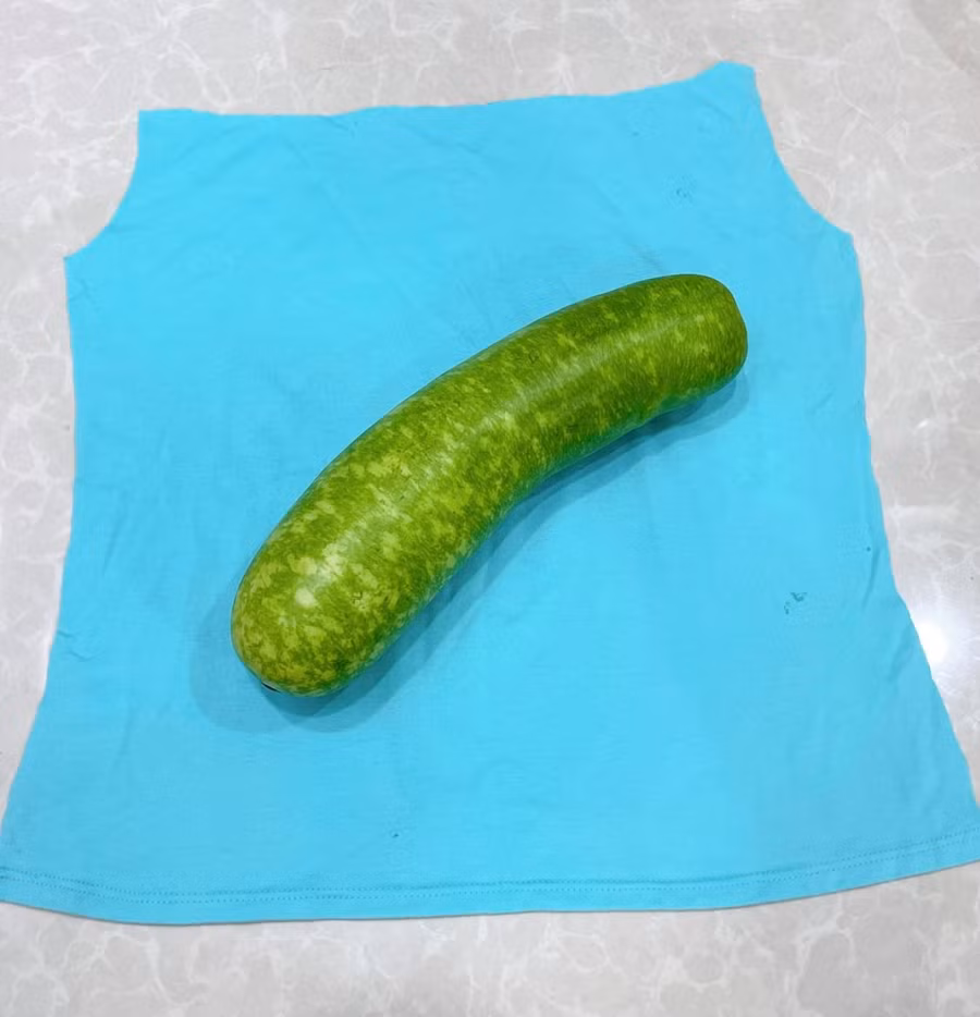 Quả bầu dài, gói xéo vải để bọc kín đều 2 đầu.