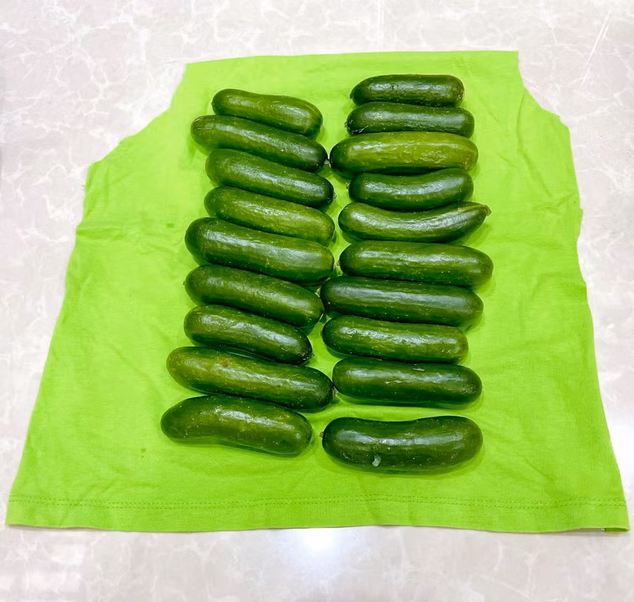 Dưa leo để khô ráo, không rửa. Nếu dưa leo bẩn, chỉ thì lấy khăn lau cho sạch đất.