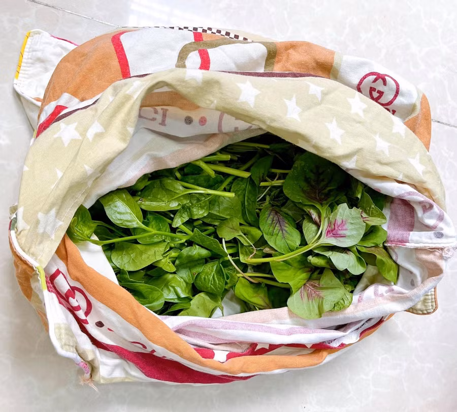 Dùng vải dễ thấm hút nước và không ra màu.