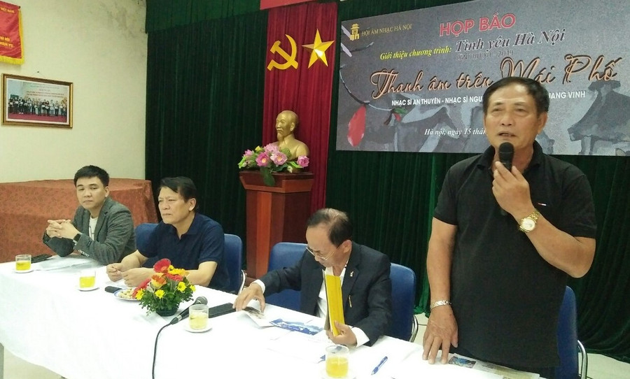 Nhạc sĩ Bá Môn - Phó Chủ tịch Hội Âm nhạc Hà Nội thông tin về chương trình "Tình yêu Hà Nội" lần thứ 12. Ảnh: Bình Thanh.