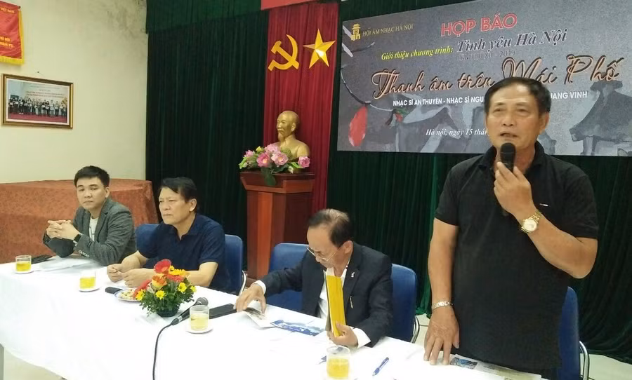 Nhạc sĩ Bá Môn - Phó Chủ tịch Hội Âm nhạc Hà Nội thông tin về chương trình "Tình yêu Hà Nội" lần thứ 12. Ảnh: Bình Thanh.