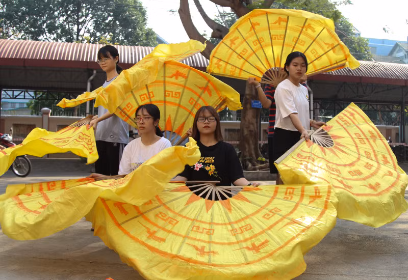 Tre nứa, sách báo cũ được các em tận dụng để trang trí