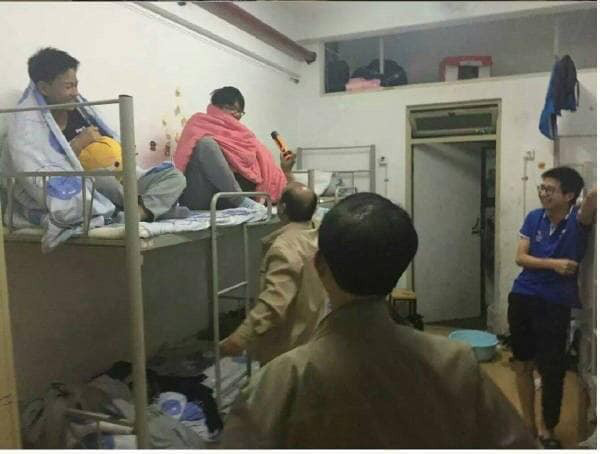 Hai cậu nam sinh cười nắc nẻ vì trò đùa lầy lội của mình.