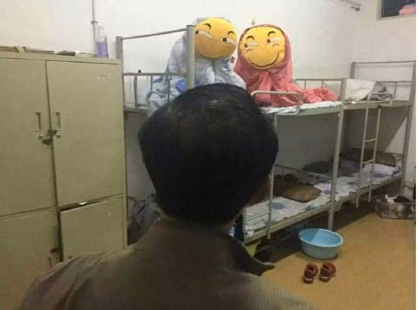 'Mấy cái đứa quỷ này định bày trò gì nữa đây?' - thầy nghĩ.