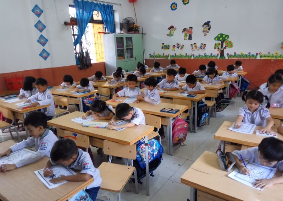 Các em tập trung vẽ tranh