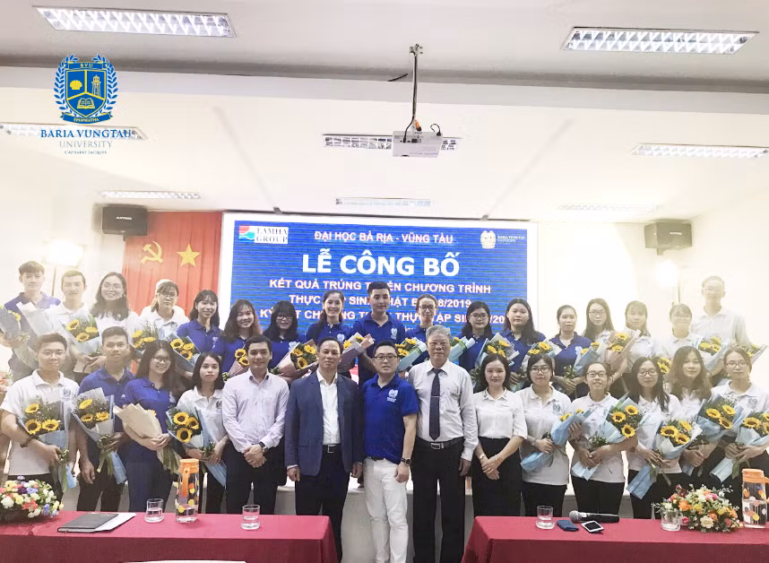 Đoàn Sinh viên thực tập khoa Du lịch chụp ảnh kỉ niệm cùng đại diện lãnh đạo BVU và đại diện công ty Lâm Hà trong buổi Lễ Công bố trúng tuyển thực tập tại Nhật Bản vào tháng 8/2019