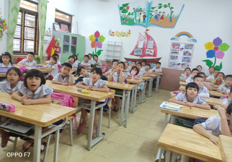 Học sinh khối 1 hào hứng nghe cô giáo hướng dẫn vẽ tranh