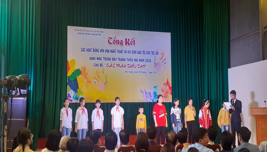 Các em học sinh nhận giải