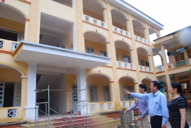  Đồng chí Vũ Tiến Đức – Chủ tịch UBND huyện Mù Cang Chải kiểm tra công tác chuẩn bị cơ sở vật chất cho năm học mới tại Trường Tiểu học và THCS thị trấn Mù Cang Chải. 