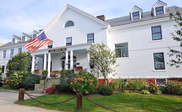  Nhìn phía ngoài Jailhouse Inn không giống như nhà tù nhưng nơi đây từng là nhà tù thứ thiệt. 