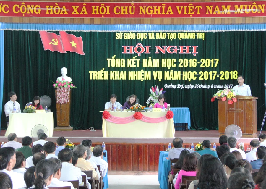 Toàn cảnh hội nghị tổng kết năm học 2016 – 2017 và triển khai nhiệm vụ năm học mới của ngành GD&ĐT tỉnh Quảng Trị.