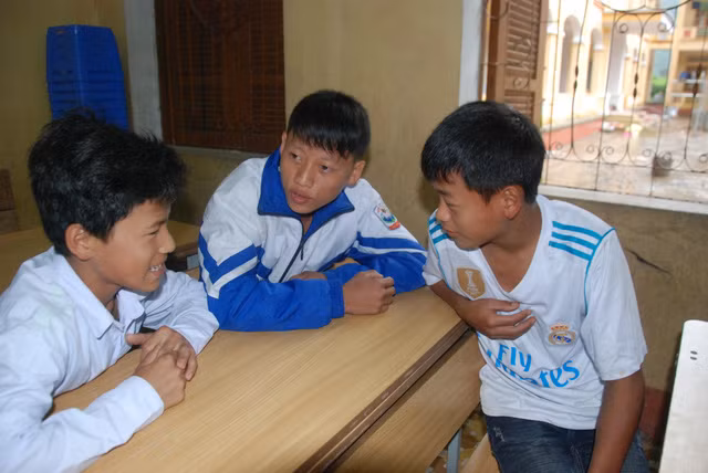  Những học sinh ở xã Chế Tạo xa nhất của huyện cũng kịp thời có mặt trong ngày tựu trường để chào đón năm học mới. 