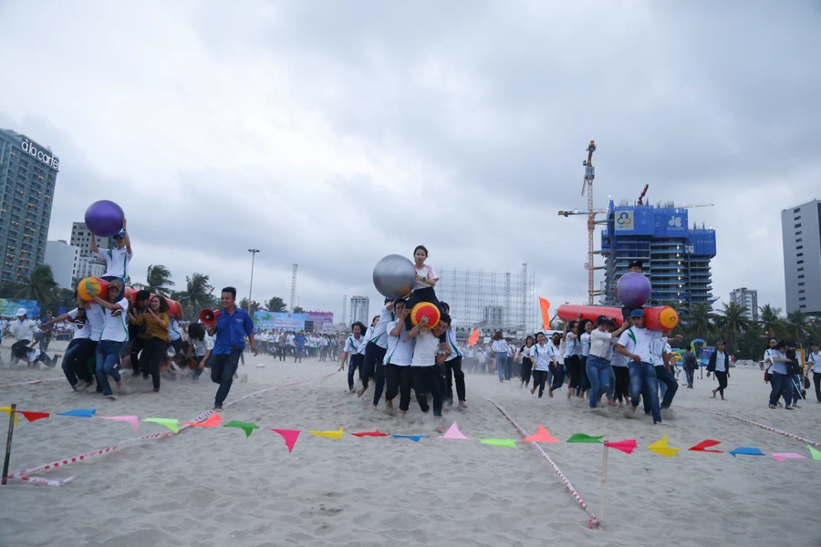 1.500 sinh viên Đà Nẵng sôi nổi tham gia kêu gọi bảo vệ môi trường