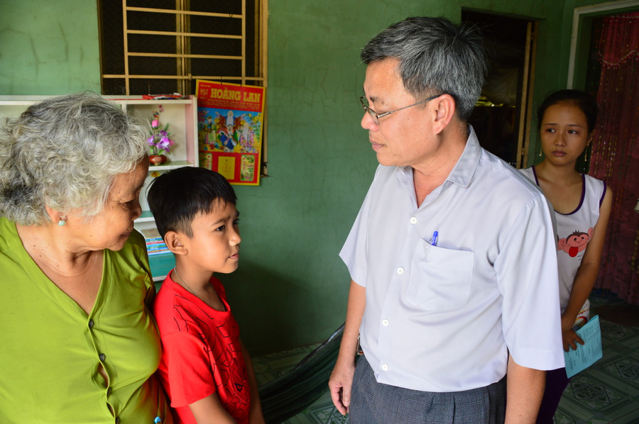 Cán bộ sở GD-ĐT Sóc Trăng thăm gia đình Trang