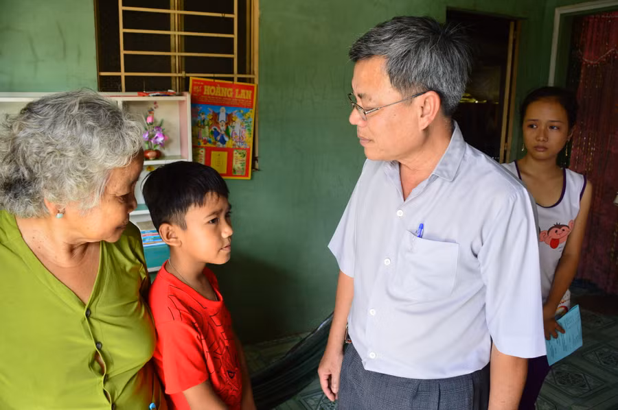 Cán bộ sở GD-ĐT Sóc Trăng thăm gia đình Trang