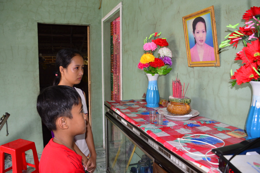 Chị em Trang trước bàn thờ ba mẹ