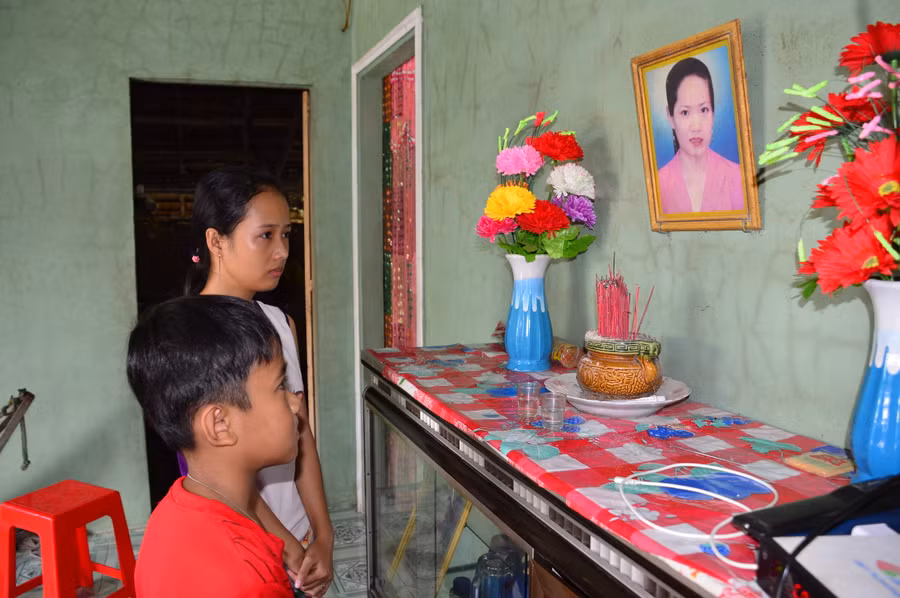 Chị em Trang trước bàn thờ ba mẹ