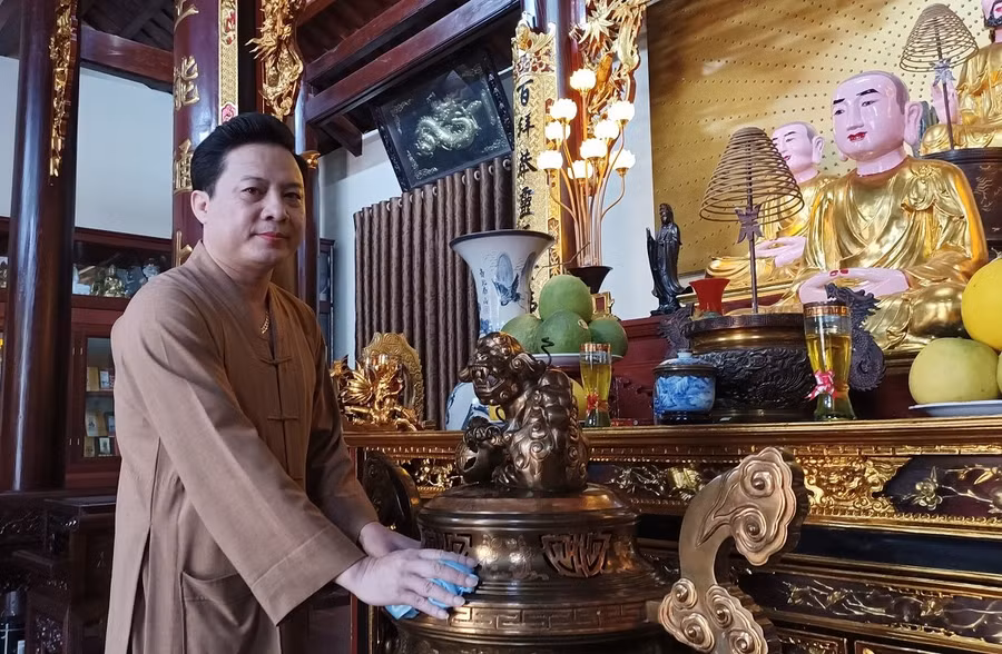 17 năm qua, chủ nhang Vũ Ngọc Chinh đã gây dựng ngôi đền trở nên khang trang, bề thế, là điểm tựa tâm linh của người dân xứ biển. (Ảnh: NT).