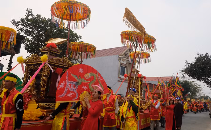 Đoàn rước kiệu dài hàng km, gồm hàng trăm người dân, dòng họ của 9 thôn xã Đa Lộc. (Ảnh: NT).