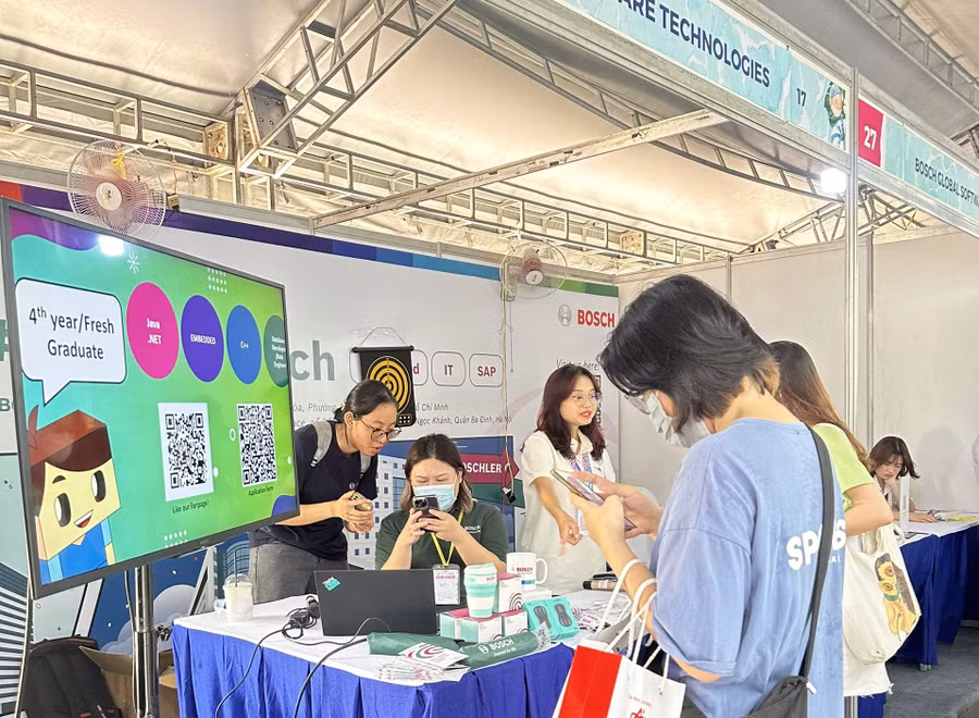 Sinh viên tìm hiểu thông tin việc làm tại Ngày hội việc làm Trường ĐH Quốc tế - ĐHQG TPHCM 2023.