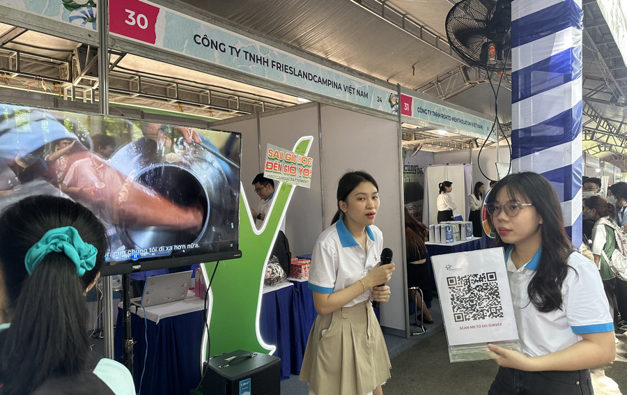 Các doanh nghiệp săn đón nhân lực chất lượng cao tại ngày hội.