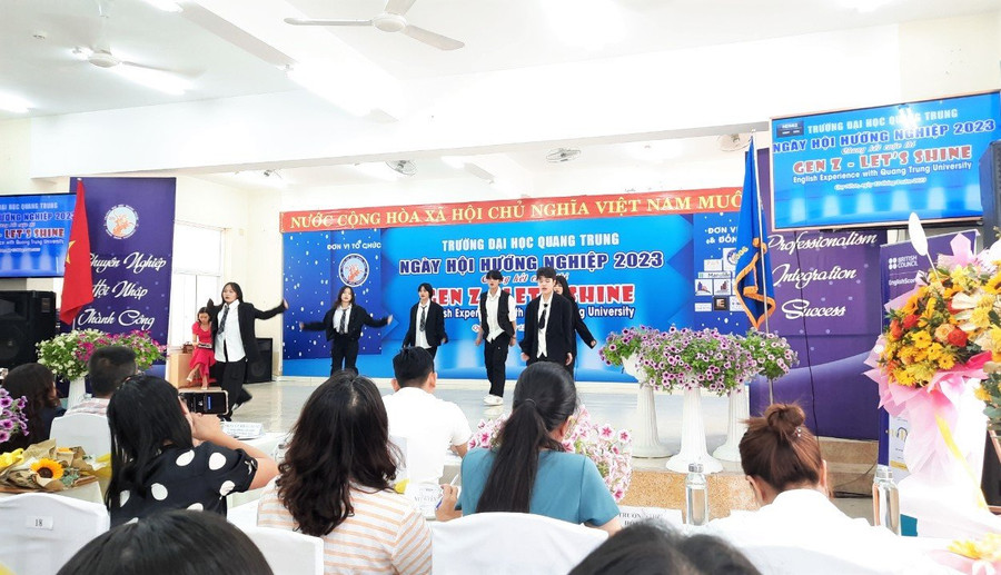 Chung kết cuộc thi &quot;Gen Z - Let&apos;s Shine&quot;, một hoạt động trải nghiệm tiếng Anh dành cho học sinh THPT yêu thích ngoại ngữ, nằm trong khuôn khổ chương trình Ngày hội hướng nghiệp.