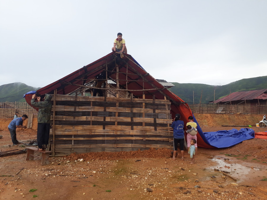 Xung quanh lớp học tạm được che chắn cẩn thận. Xung quanh lớp học tạm được che chắn cẩn thận.