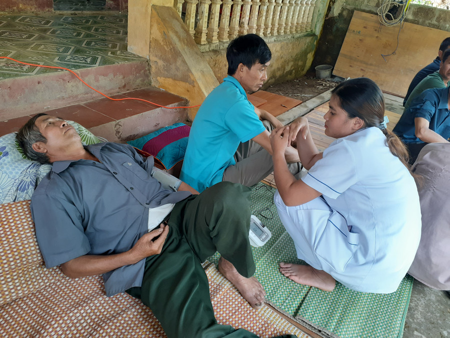 Các bệnh nhân lần lượt được khám và điều trị.