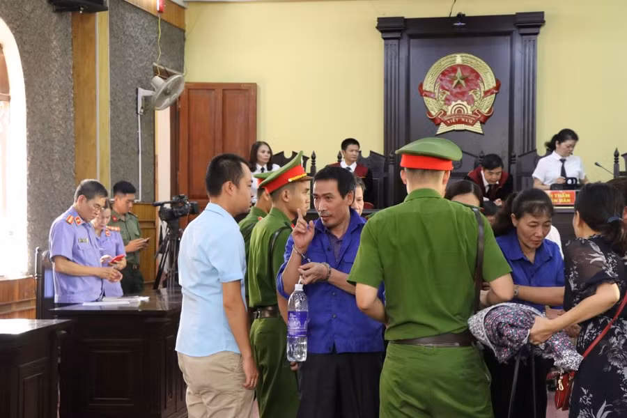 Không khí trước phiên xét xử.