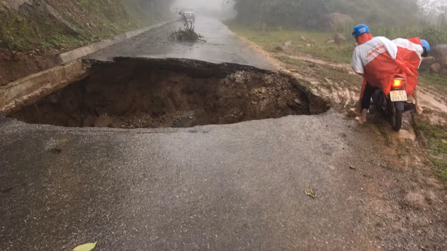"Hố tử thần" xuất hiện do mưa lớn kéo dài.