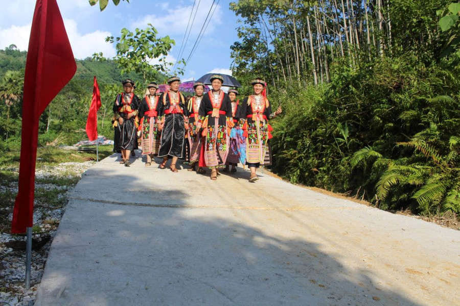 Công trình "Con đường em đến trường" được đưa vào sử dụng trong niềm vui của các hộ gia đình Dao đỏ