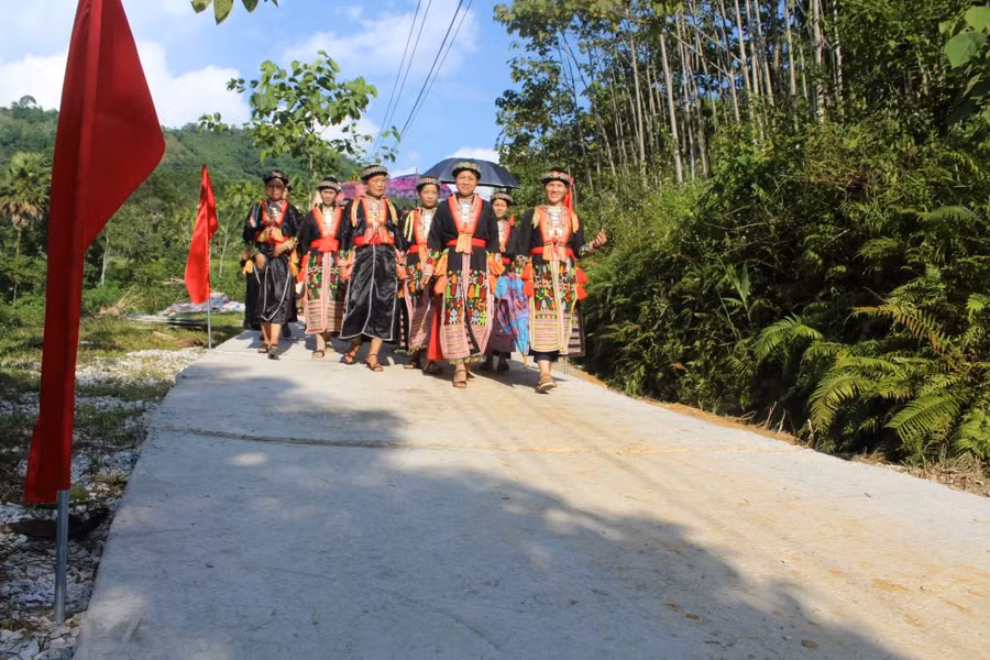 Công trình "Con đường em đến trường" được đưa vào sử dụng trong niềm vui của các hộ gia đình Dao đỏ