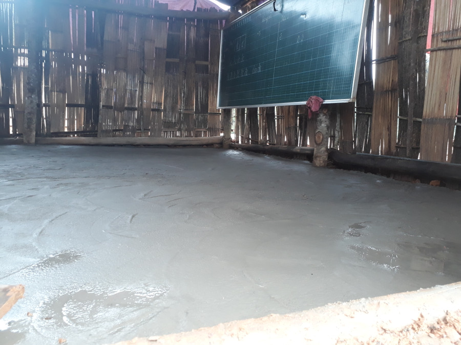 Nền lớp học tạm đã được láng xi măng sạch sẽ. Nền lớp học tạm đã được láng xi măng sạch sẽ.