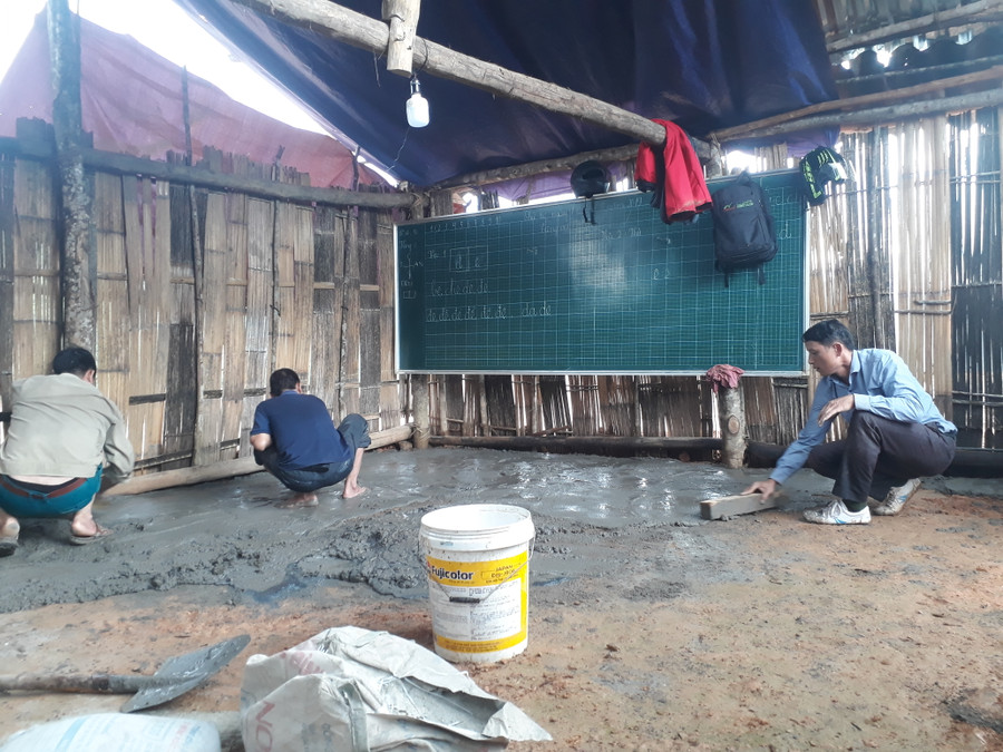 Lãnh đạo Phòng GD&ĐT huyện cùng cán bộ giáo viên tập trung sửa chữa. Lãnh đạo Phòng GD&ĐT huyện cùng cán bộ giáo viên tập trung sửa chữa.