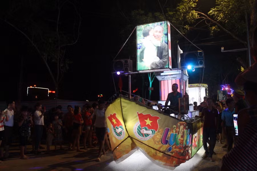 Lễ rước ảnh Bác trong Tết trung thu.