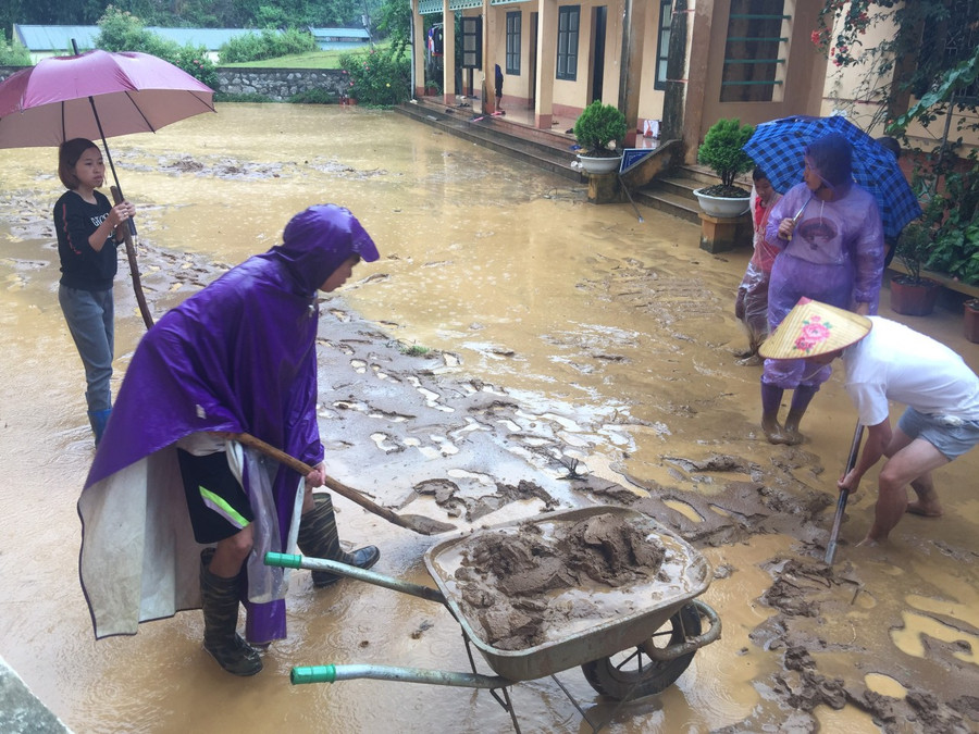 Hàng chục cán bộ, giáo viên các trường được huy động khắc phục thiên tai.